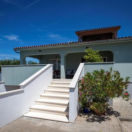 House Vanessa With Pool Near Pula