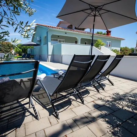 House Vanessa With Pool Near Pula בית נופש