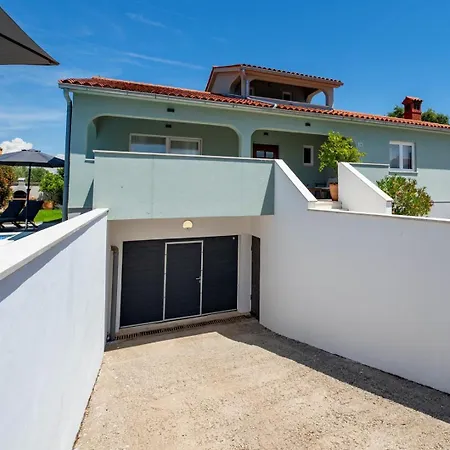 House Vanessa With Pool Near Pula 別荘 *