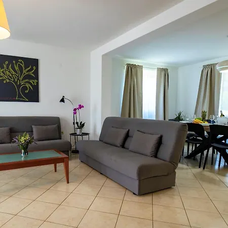 House Vanessa With Pool Near Pula בית נופש Galižana