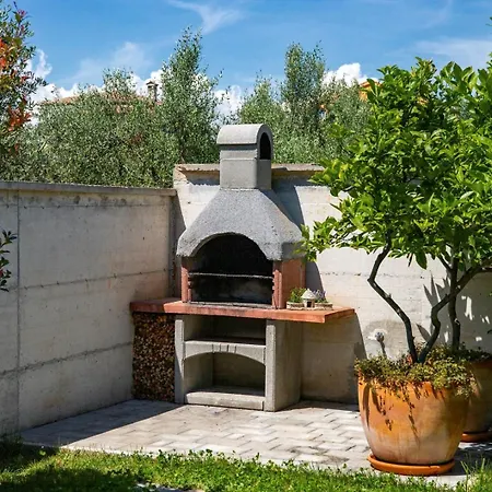 別荘 House Vanessa With Pool Near Pula *