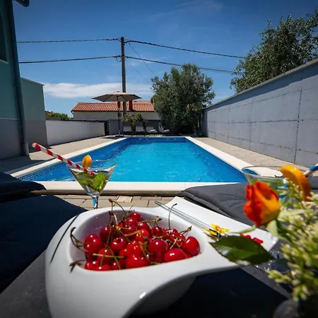 House Vanessa With Pool Near Pula בית נופש