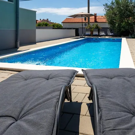 House Vanessa With Pool Near Pula * Galižana