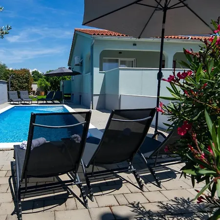 House Vanessa With Pool Near Pula בית נופש