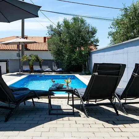 House Vanessa With Pool Near Pula בית נופש *