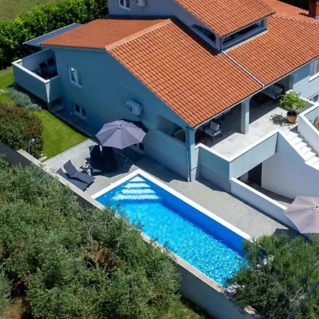 House Vanessa With Pool Near Pula 別荘 Galižana