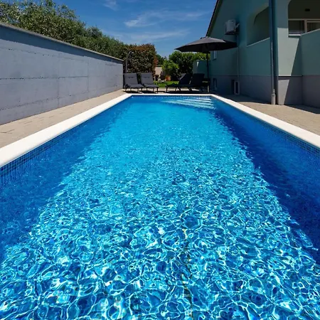 House Vanessa With Pool Near Pula * Galižana