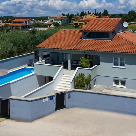 House Vanessa With Pool Near Pula Galizana