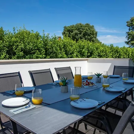 House Vanessa With Pool Near Pula Holiday home Galizana