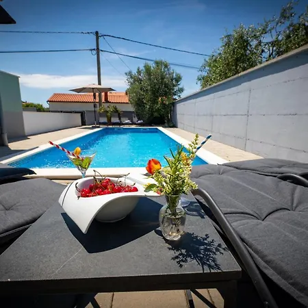 House Vanessa With Pool Near Pula * Galizana