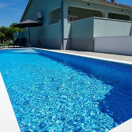 House Vanessa With Pool Near Pula