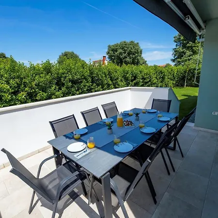 House Vanessa With Pool Near Pula Holiday home *